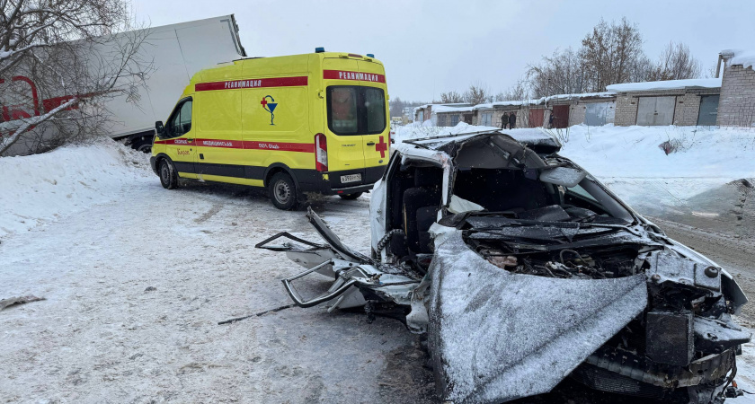 В Кирове произошло серьезное ДТП с участием легковушки и грузовика