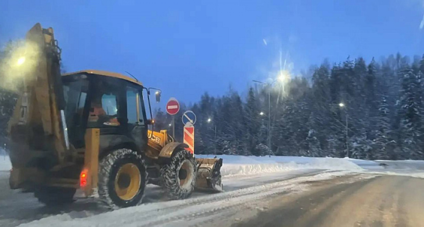 На дорогах Кировской области работают 328 снегоуборочных машин