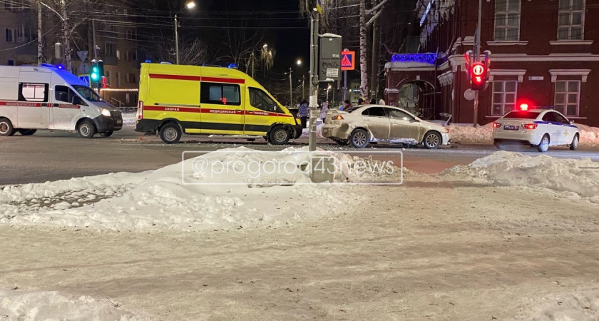 В Кирове столкнулись иномарка и машина скорой помощи