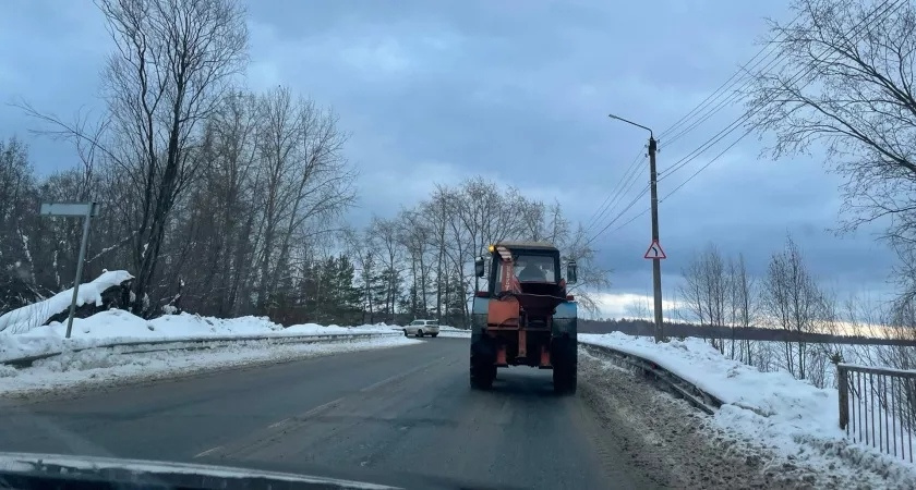 Верховный суд поставил точку: можно ли идти на обгон через сплошную - вот как действовать, если по трассе ползет трактор