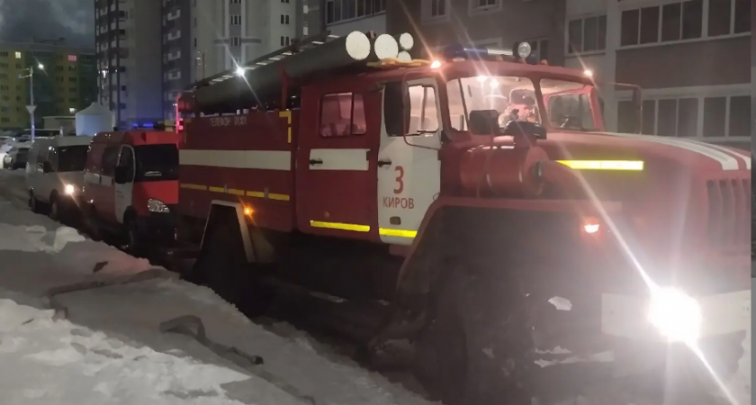 28 огнеборцев тушили пожар в кировской квартире