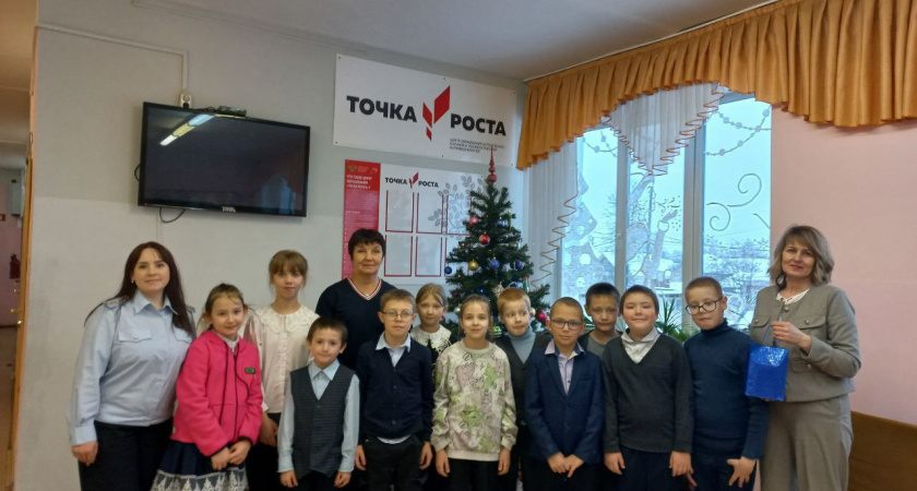 Полицейские Деды Морозы поздравили семьи и воспитанников школы-интерната в Советском районе