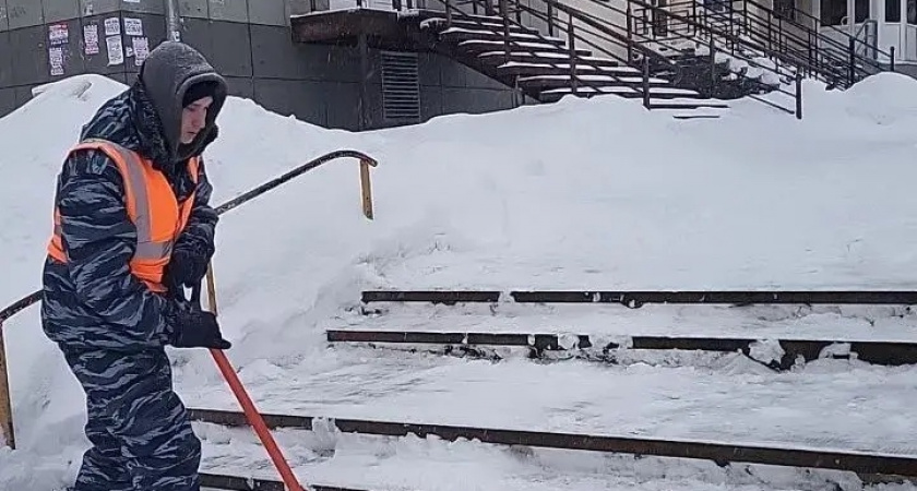 В Кирове дорожники работают в усиленном режиме: за ночь из города вывезли 11 тысяч кубометров снега