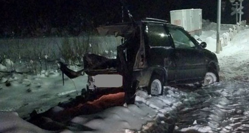 В Подосиновском районе "Ока" въехала в поезд: водитель погиб