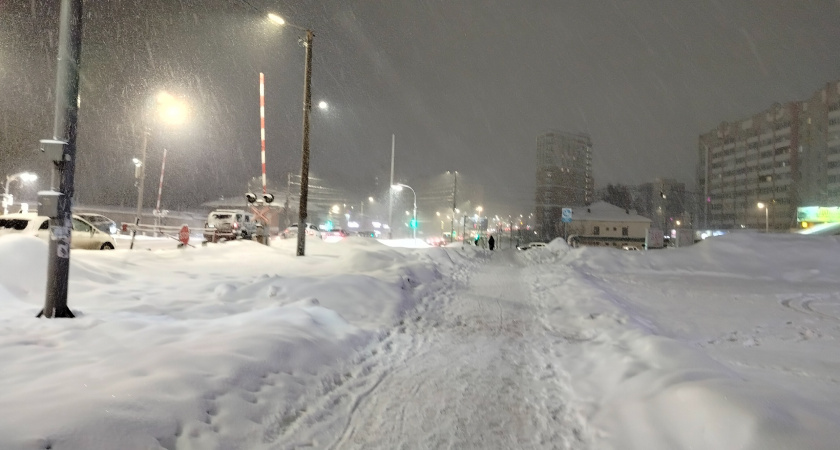 Снежные сугробы в Кирове достигли отметки в 49 сантиметров