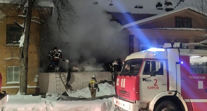 28 огнеборцев тушили ночной пожар в Кирове 