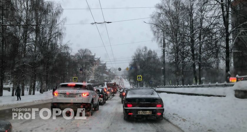 Серия ДТП возле Старого моста вызвала транспортный коллапс в центре Кирова