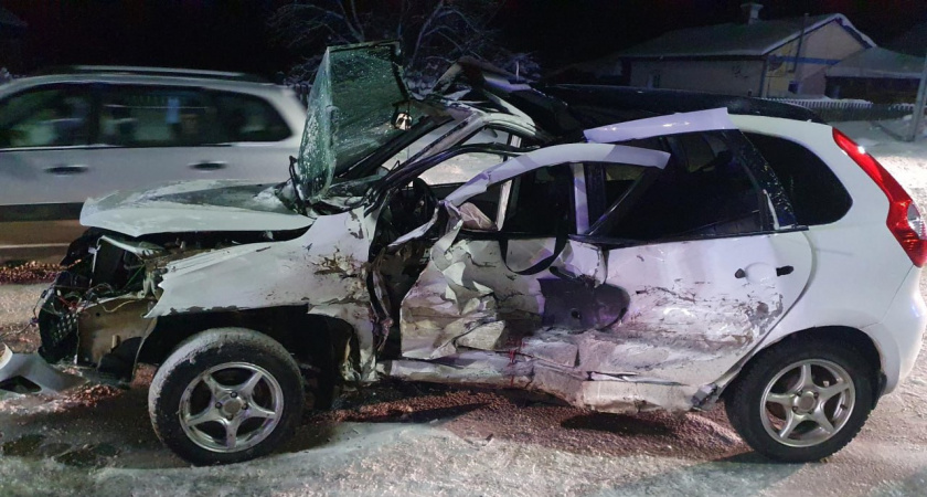 Две женщины и мужчина получили травмы в жестком тройном ДТП под Кировом