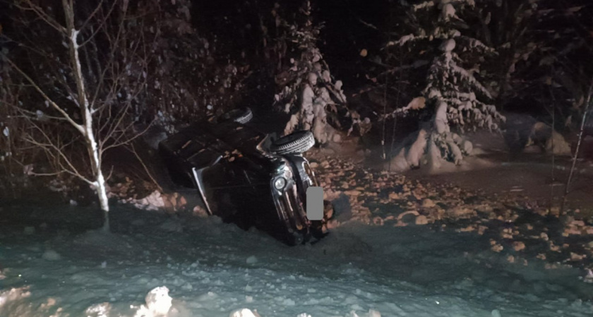 На трассе Слободской – Нагорск УАЗ опрокинулся в кювет, пострадала женщина