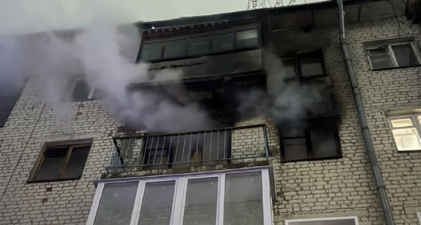 В Кирове 29 спасателей тушили заполыхавшую квартиру в пятиэтажке на улице Труда