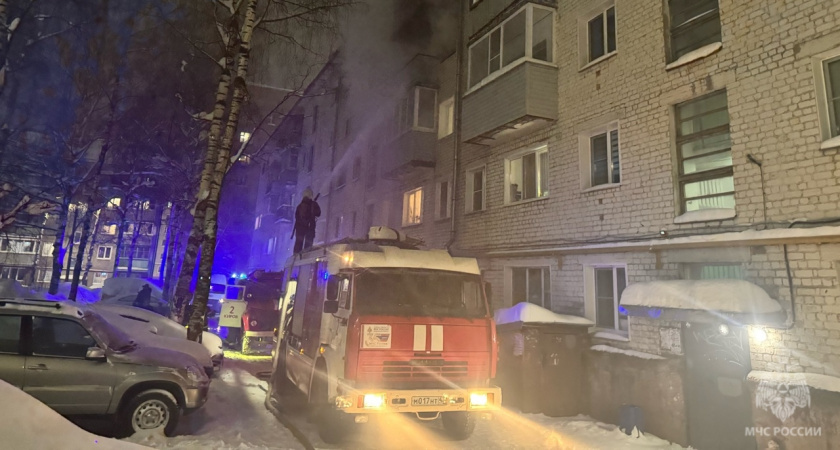 В МЧС России назвали причину мощного пожара в квартире на улице Труда в Кирове