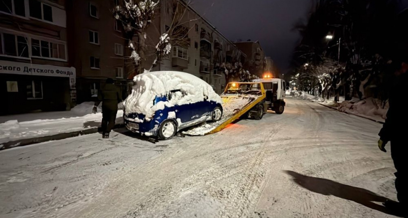В Кирове начали применять эвакуаторы для расчистки улиц от снега