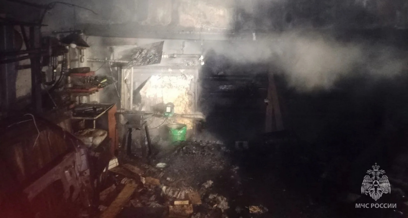 В Слободском 17 огнеборцев ранним утром спасали автосервис и машину внутри