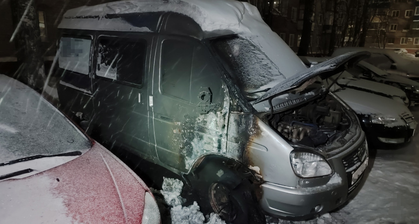 В Кирово-Чепецке неизвестный поджег припаркованную "Газель"