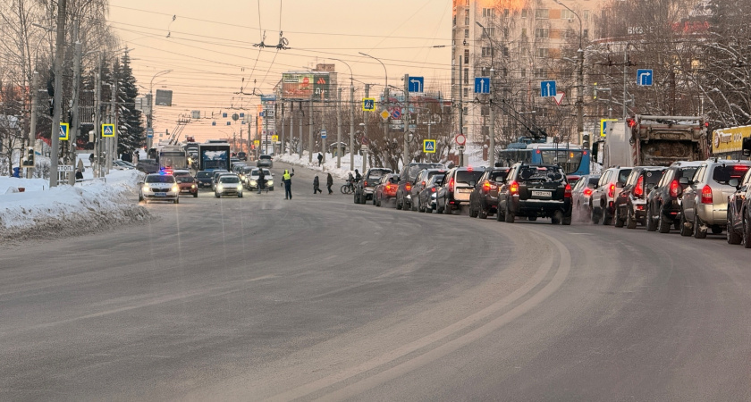 Неработающий светофор парализовал Киров, городской транспорт ходит с задержками