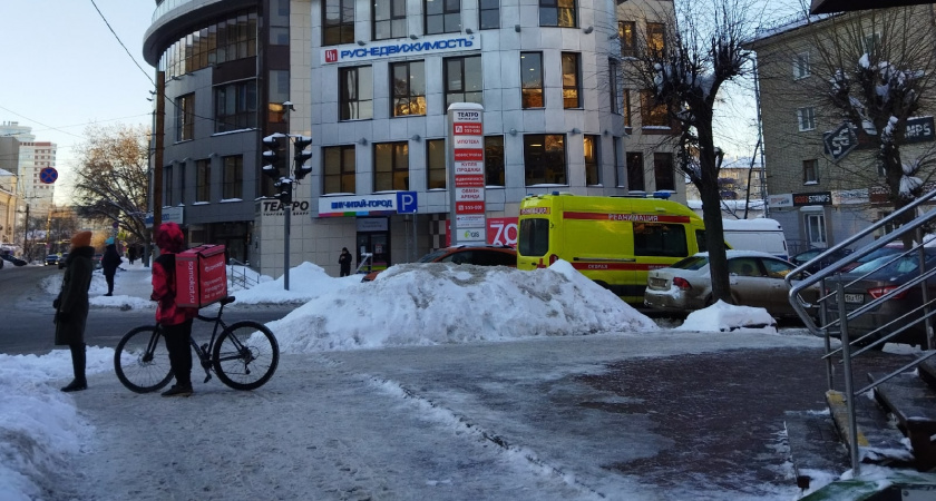 В Кирове рецидивист с ножом напал на курьера, доставившего ему заказ