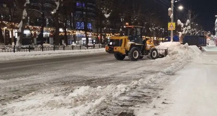 Власти похвалили водителей, позволивших вывезти из Кирова 20 тысяч "кубов" снега