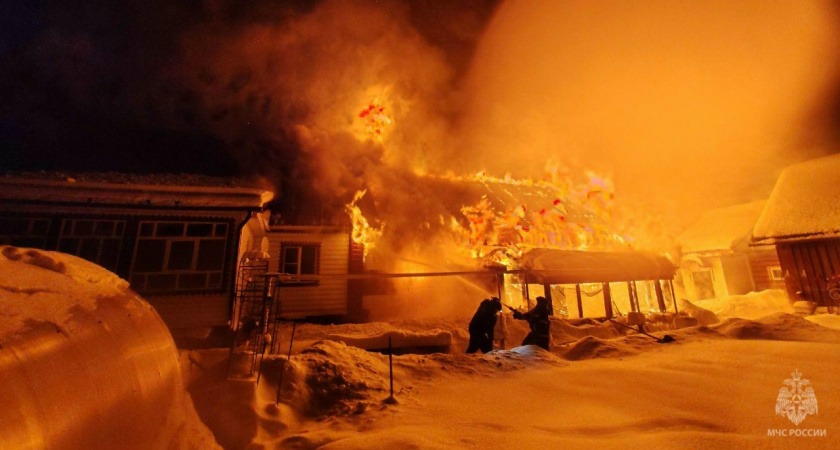 380 квадратных метров охватил огонь из-за короткого замыкания в поселке Опарино