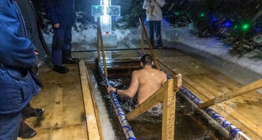 Кировский Роспотребнадзор нашел отклонения в 4 пробах воды из купелей и храмов