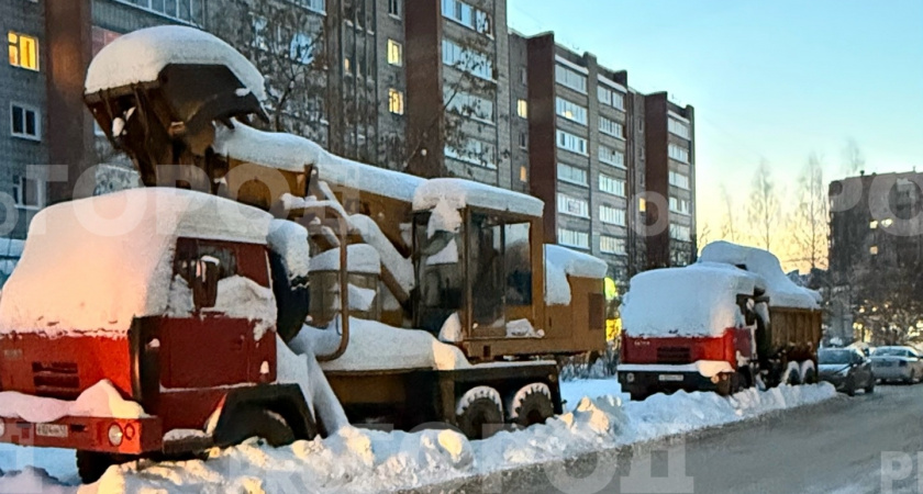 Эвакуация мешающих вывозу снега авто и бочки с песком у обочин: справляются ли городские службы с чисткой дорог в Кирове?