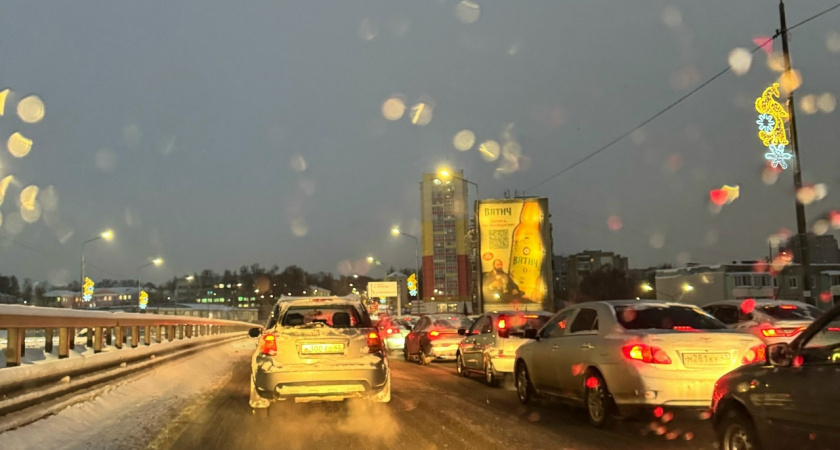 В Кирове образовалась пробка из-за массового ДТП на Шорса