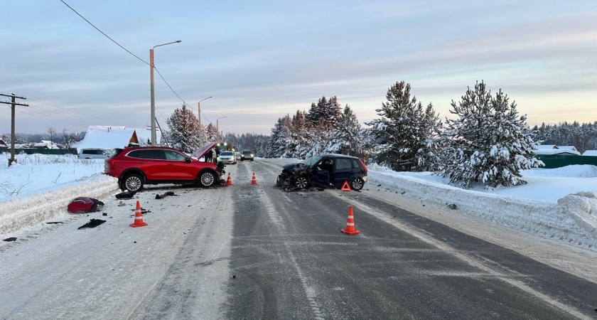 Два человека получили травмы в жестком столкновении двух иномарок под Кировом