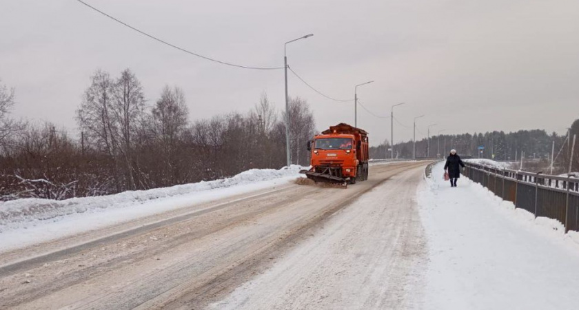 313 спецмашин вывели на дороги Кировской области для уборки снега