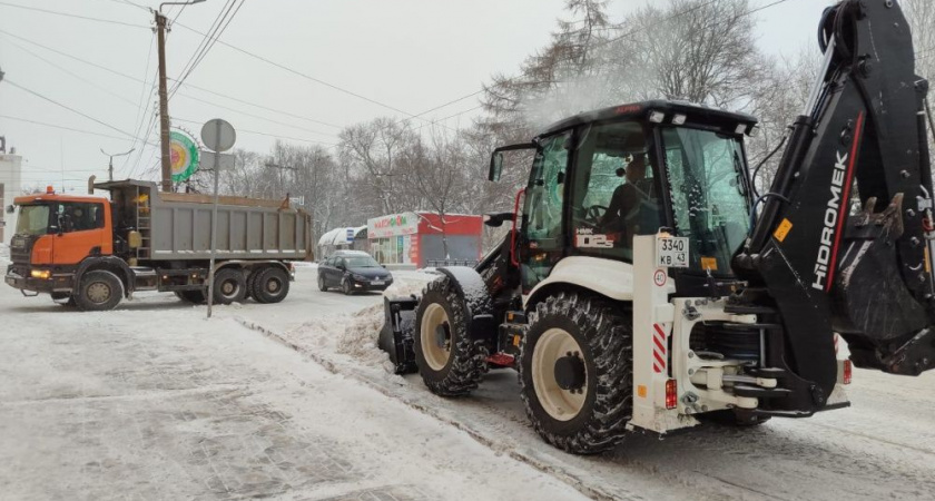 В Кирове дорожники уберут снег с 36 участков улиц: известен план на 19-20 января
