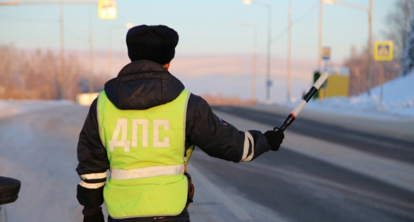 Остановил инспектор ДПС и не подходит: сколько ждать водителю или можно уехать - ответ автоюриста