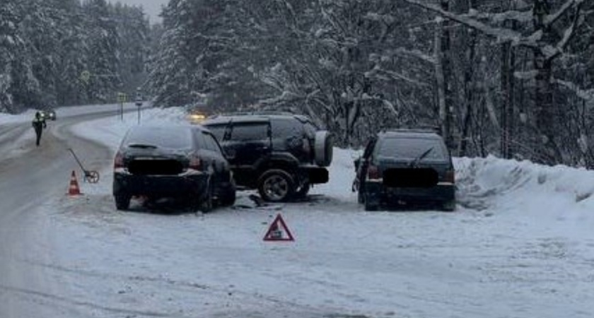 На трассе под Кирово-Чепецком три отечественных авто сошлись в массовом ДТП