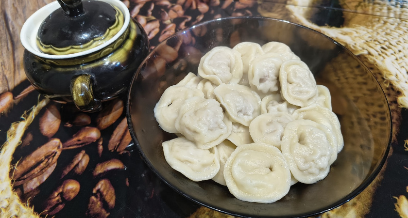 Зачем в пельмени при варке нужно заливать стакан холодной воды — запомните раз и навсегда
