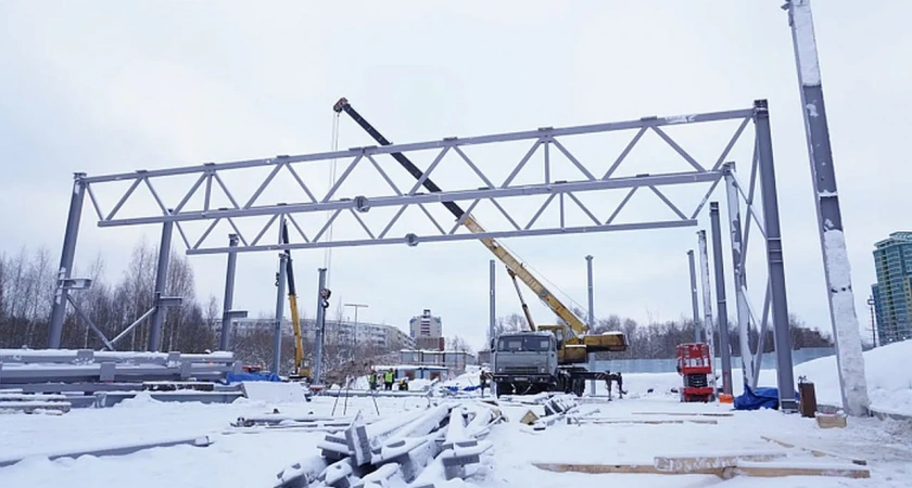 В Кирове на месте будущего фиджитал-центра забили сваи