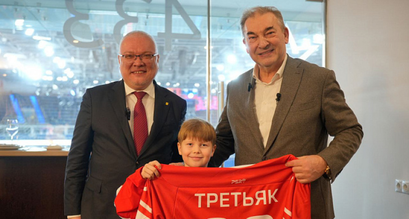 Юный хоккеист из Кирова посетил матч КХЛ и познакомился с Владиславом Третьяком