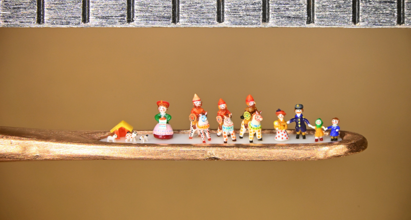 "Коллекция миллиметровых дымковских игрушек - моя лучшая работа": мастер-микроминиатюрист создал шедевр в ушке иглы 