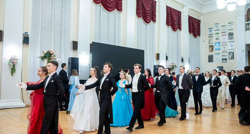 Бал эпохи Салтыкова-Щедрина: в Кирове ярко отметили День студента в стиле XIX века