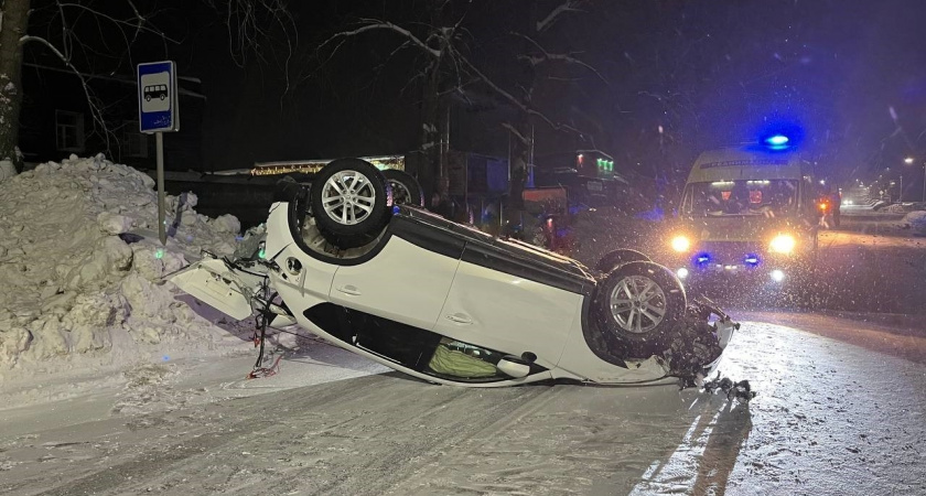 В Кирово-Чепецке иномарка въехала в сугроб и перевернулась