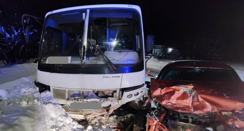 Под Кировом водитель Lada Granta попал в страшное ДТП с автобусом и не выжил