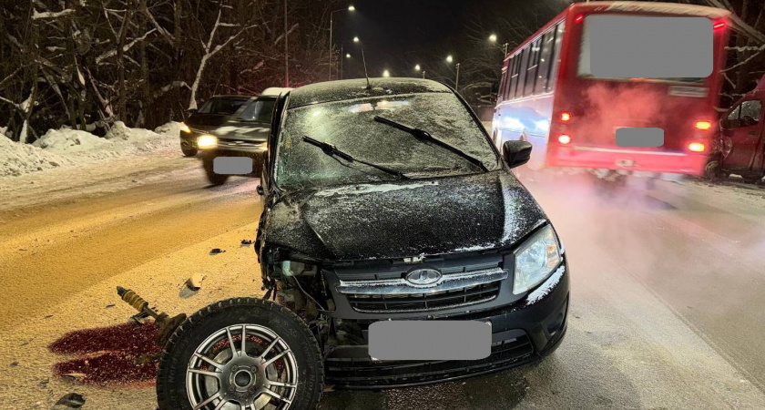 Вырванным колесом и двумя ранеными обернулась авария с фургоном в Кирове