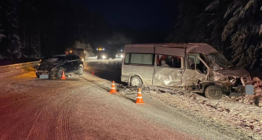 На трассе под Уржумом пьяный гонщик протаранил микроавтобус с пассажирами