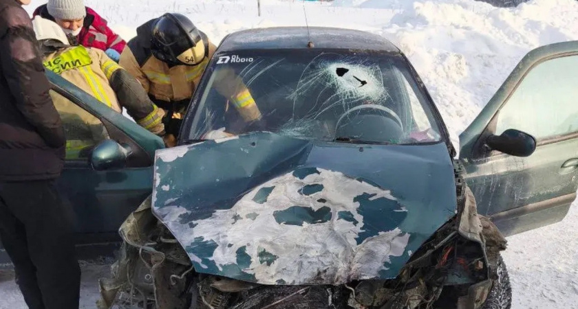 Двух человек госпитализировали после ДТП с фурой на трассе под Советском