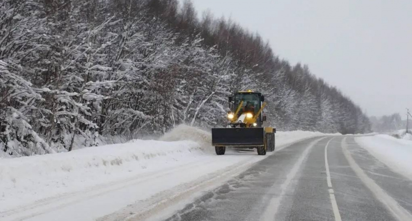 На дорогах Кировской области работает 200 единиц дорожной спецтехники
