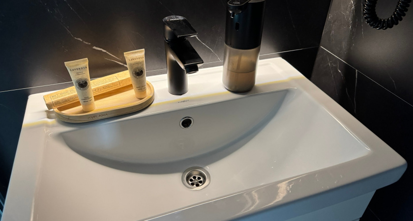 Уходя из дома, всегда заливаю подсолнечное масло в раковину - результатом довольна как слон