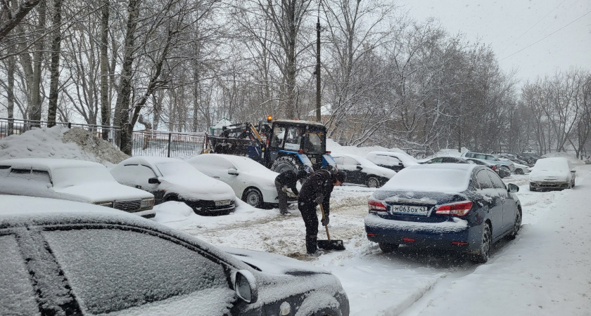 Во дворе подперли авто и не оставили номер телефона - вот как правильно действовать. Юрист поставил точку