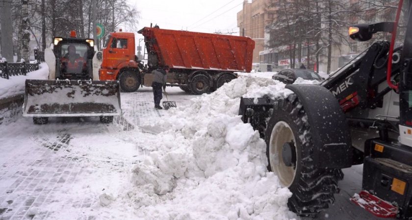Губернатор Кировской области поставил задачу убрать снежные валы у соцобъектов