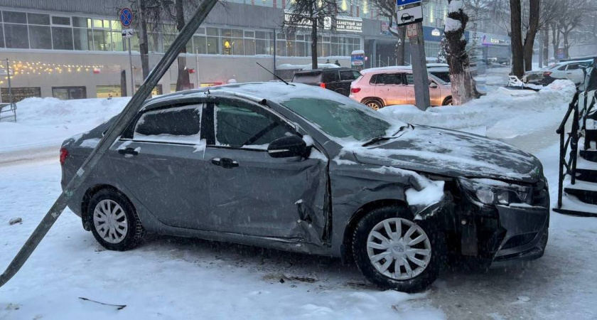 Два отечественных авто сошлись в жестком столкновении в центре Кирова