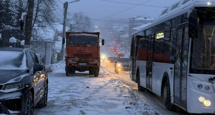 Власти Кирова из-за снегопада перевели дорожные службы в усиленный режим работы