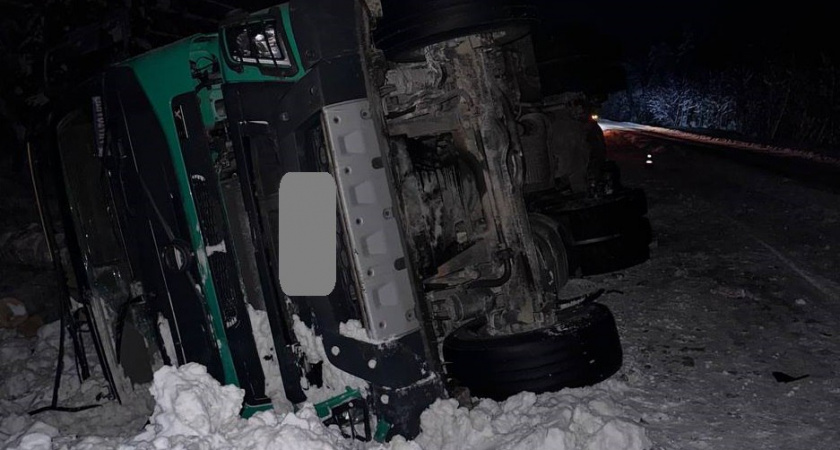 Опрокинутый грузовик на обочине обнаружили инспекторы в Подосиновском районе