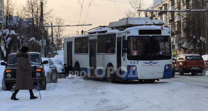 В Кирове взбирающийся в обледеневший подъем троллейбус скатился и устроил ДТП
