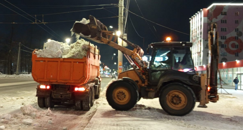 Стало известно, с каких улиц в Кирове дорожники будут вывозить снег 27-28 января