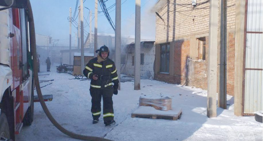 В Кирове случился крупный пожар на предприятии, производящем полиэтилен